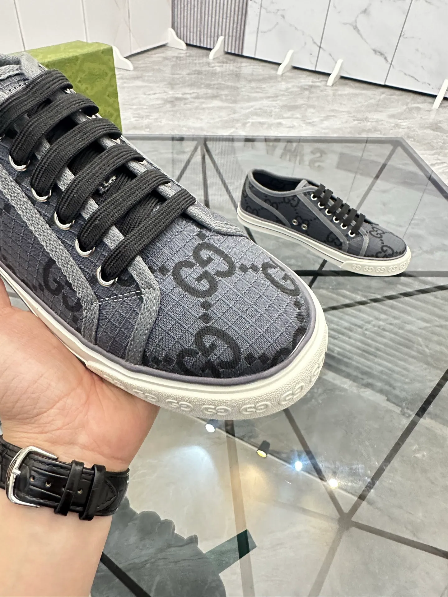 Men's shoes: 💰P360¥ Product trademark: Gucci* "Gucci*" low-cut casual shoes Regular size: 38-44 (can be customized to 45.46.) Product materials: Original material from the upper counter, breathable lining, original outsole. Number: 661